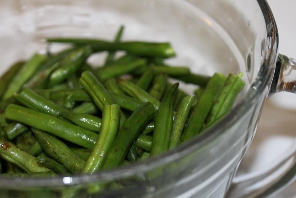 Green Beans Seasoned with Italian Dressing glass bowl of washed and trimmed green beans